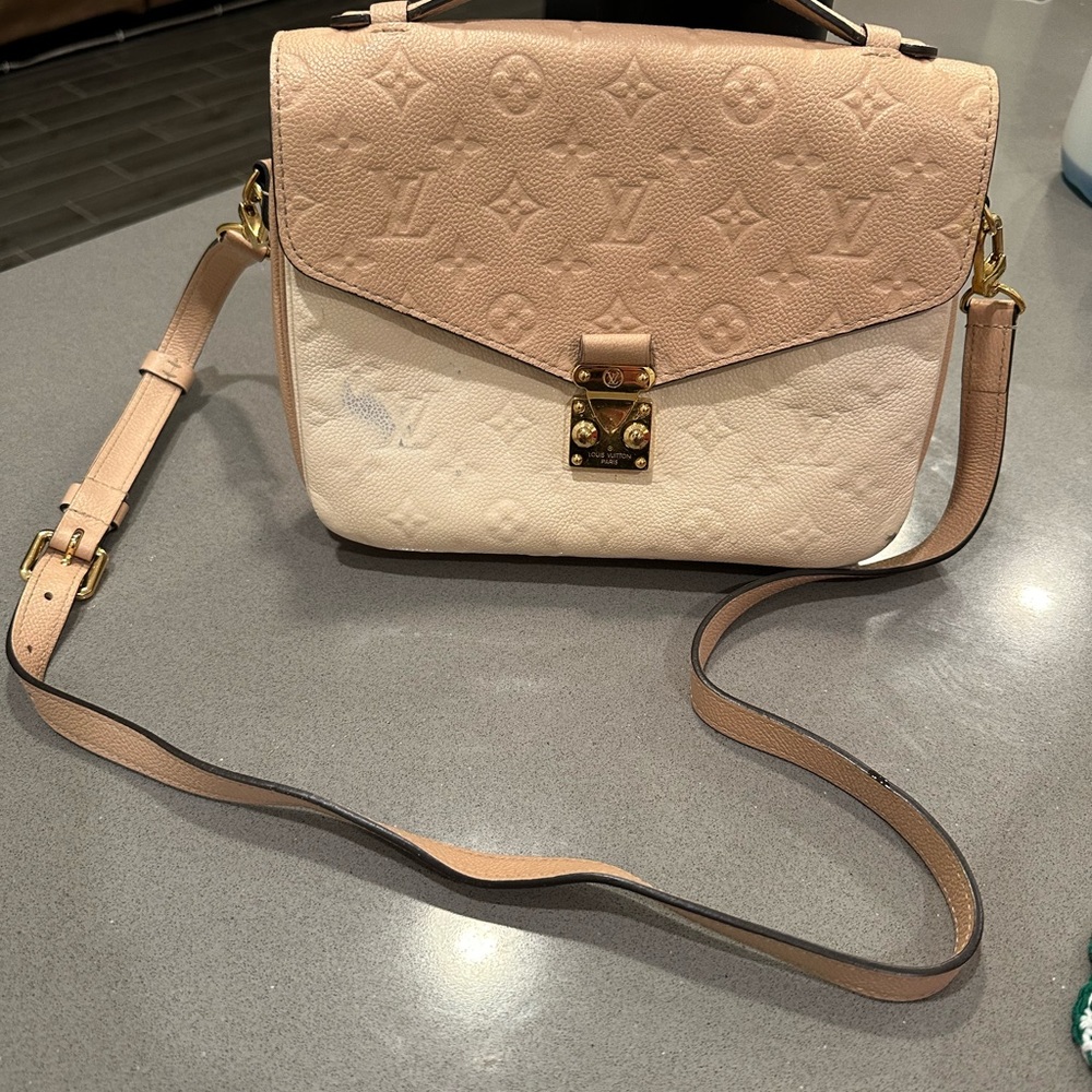 Authentic Louis Vuitton pochette metis purse